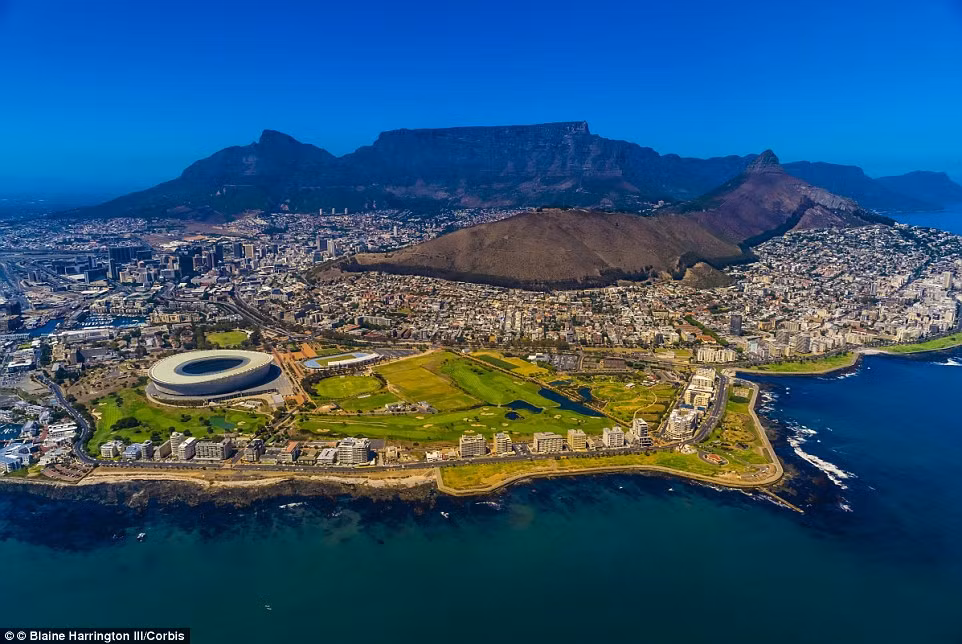 Nếu ngồi trên máy bay hạ cánh xuống sân bay Cape Town từ hướng bắc, bạn sẽ có cơ hội chiêm ngưỡng toàn cảnh thành phố Cape Town và núi Table như trong bức ảnh này.