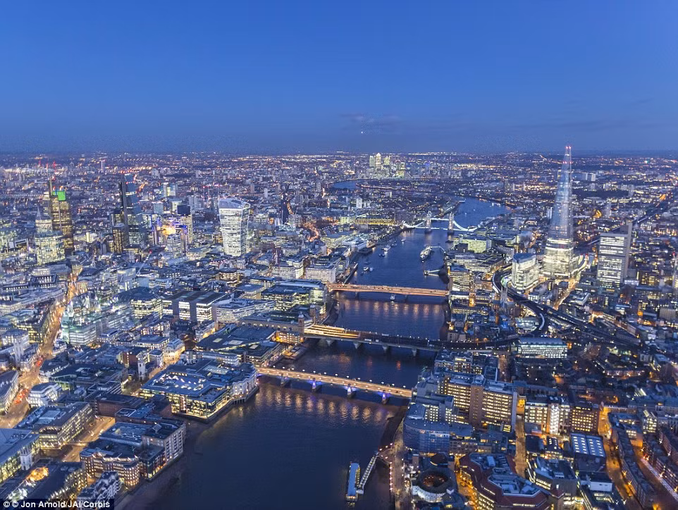 Bạn sẽ có cơ hội thưởng ngoạn phong cảnh thành phố London khi ngồi trên phi cơ có hành trình tới sân bay Heathrow.