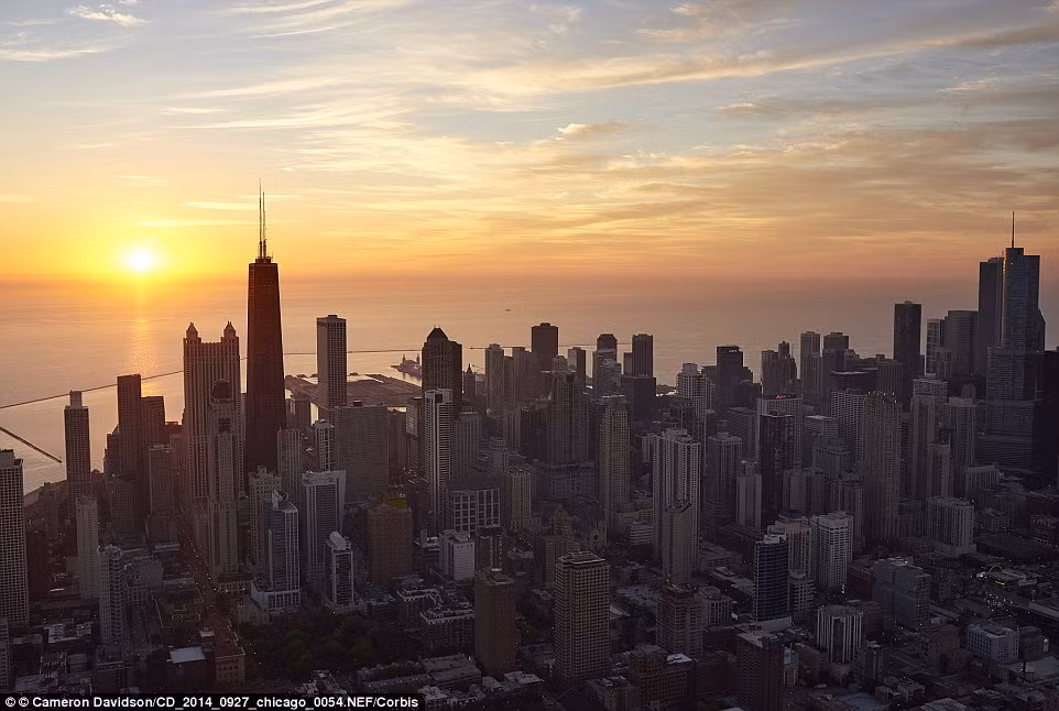 Khi máy bay chuẩn bị hạ cánh xuống sân bay Midway ở thành phố Chicago, hành khách sẽ có cơ hội chiêm ngưỡng như tòa nhà chọc trời cao vút từ trên cao.