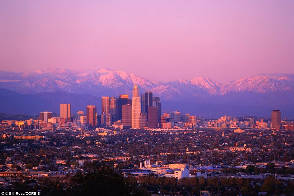 Hành khách có thể chiêm ngưỡng dãy núi San Gabriel khi ngồi trên máy bay hướng tới sân bay ở Los Angeles từ hướng đông.