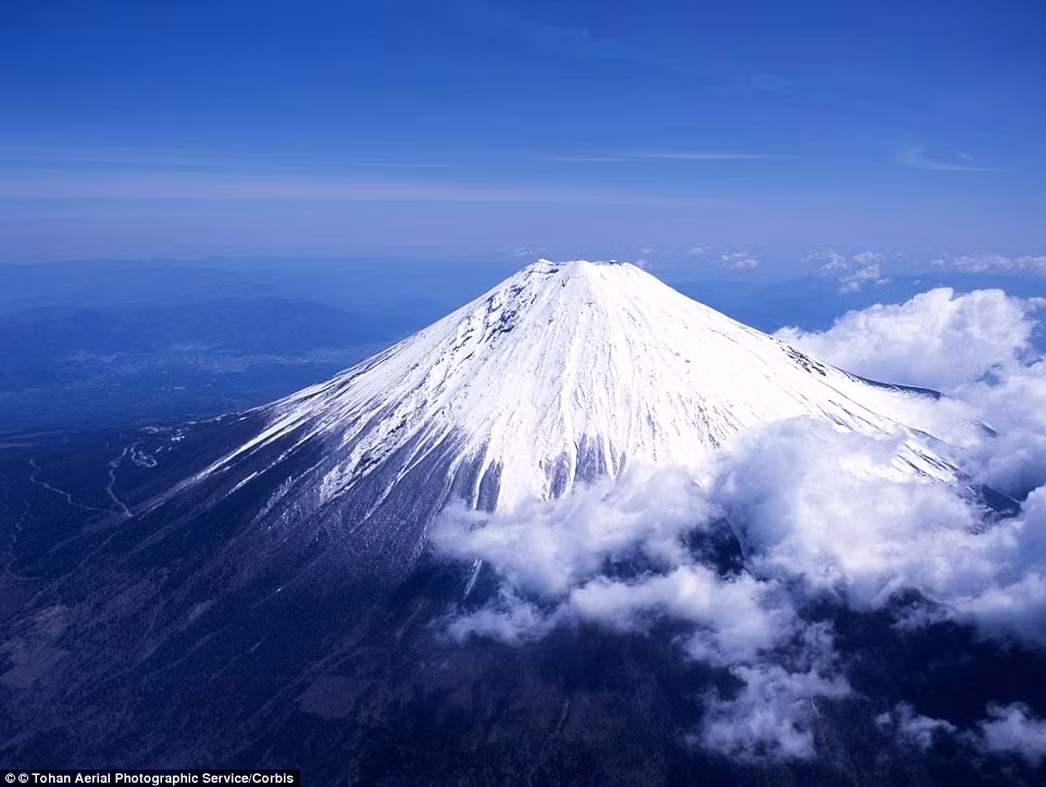 Chiêm ngưỡng núi Phú Sĩ qua những áng mây từ máy bay đến và đi từ sân bay Narita ở thành phố Tokyo.