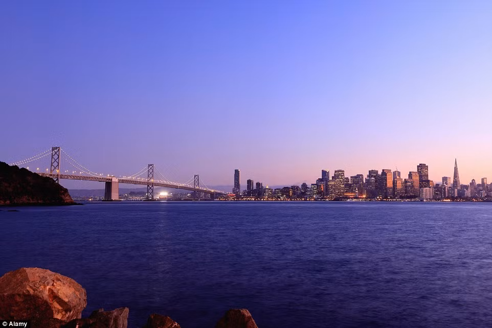 Cây cầu Cổng Vàng đẹp lung linh trong đêm ở San Francisco, Mỹ.