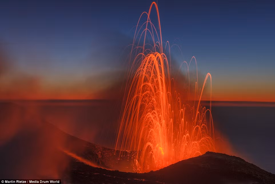 Dung nham nóng phun trào từ núi lửa Etna ở Sicily, Italia. Nhiếp ảnh gia Martin Rietze đã du ngoạn khắp thế giới trong hơn 10 năm qua.