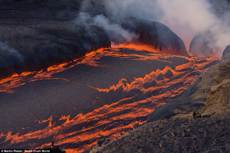 Dòng dung nham nóng chảy dưới núi lửa Pico do Fogo ở Cộng hòa Cabo Verde.