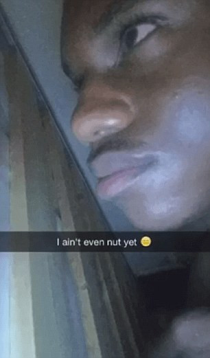 Chàng trai nằm im dưới gầm giường của bạn gái không dám ra ngoài.