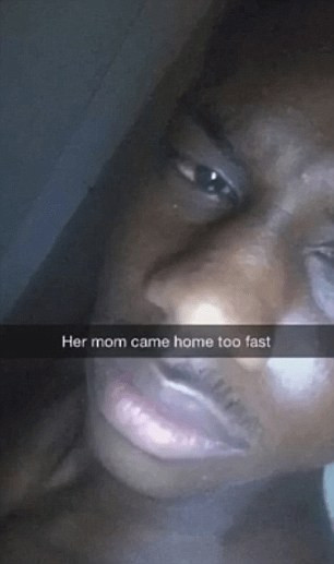 Anh chàng này dường như đang cởi trần trong khi tường thuật tình cảnh tiến thoái lưỡng nan của mình cho các bạn trên mạng Snapchat.