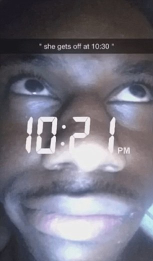 Chàng trai đăng ảnh mình nằm dưới gầm giường lúc 22h21, trong khi bạn gái nói rằng mẹ của cô sẽ không kết thúc công việc trước 22h30.