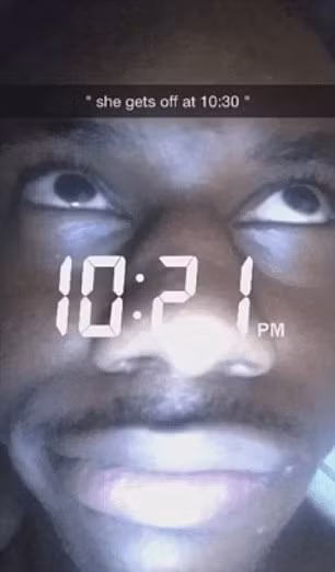 Chàng trai đăng ảnh mình nằm dưới gầm giường lúc 22h21, trong khi bạn gái nói rằng mẹ của cô sẽ không kết thúc công việc trước 22h30.