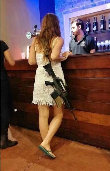 Người đẹp thích chơi súng.