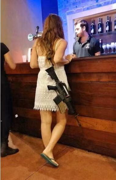 Người đẹp thích chơi súng.