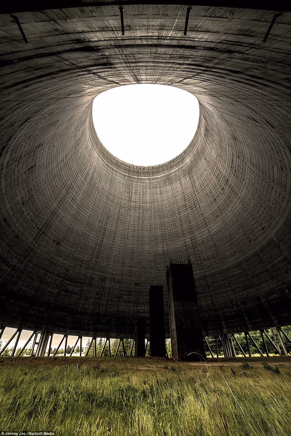 Những công trình tại nhà máy điện hạt nhân Satsop bị bỏ hoang từ năm 1983, sau khi dự án xây dựng phải dừng lại vì thiếu kinh phí.