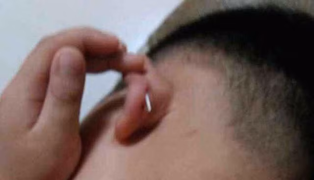 Giao vien dam ghim xuyen tai 