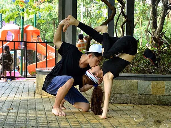 Cặp đôi vô tư thể hiện nụ hôn ngọt ngào với đủ tư thế khác nhau nơi công cộng...