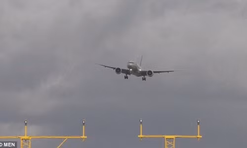 Xem may bay Boeing 777 lam xiec trong gio bao