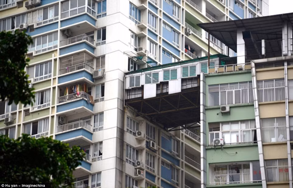 Trong số 10 công trình xây dựng kỳ dị nhất Trung Quốc, có căn nhà lơ lừng trên không được xây dựng nối giữa hai tòa nhà chung cư ở thành phố Nam Ninh.