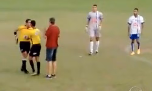 Trọng tài rút súng khi cầu thủ phạm lỗi.