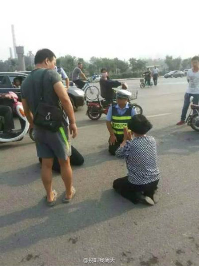 Người lái xe tên Feng Dong đã bị cảnh sát giữ lại do vi phạm quy định uống rượu khi tham gia giao thông. Mẹ của người vi phạm giao thông đã xuống đường, quỳ gối, xin CSGT tha cho con trai. Hai mẹ con tài xế Feng đã quỳ, nằm giữa đường hơn một giờ và họ thậm chí còn dọa nhảy vào đầu xe tự tử.