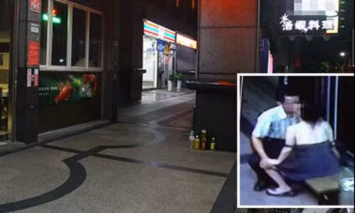 Cap doi trung nien yeu ngay tai nha hang gay buc xuc