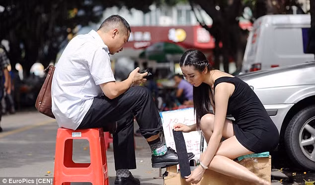 Công việc đánh giày thực sự không hề nhẹ nhàng.