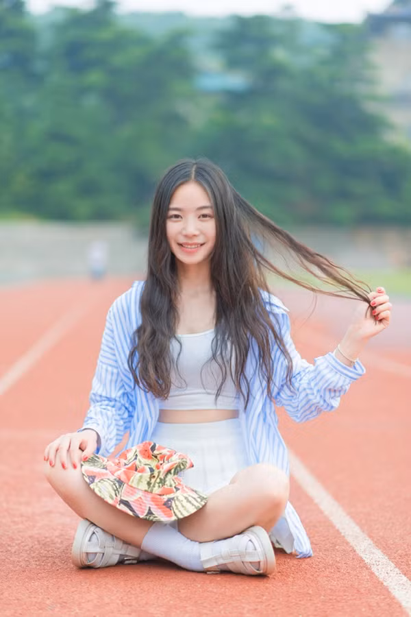 Nụ cười xinh tươi của Hoa khôi Sư phạm Hoa Trung.