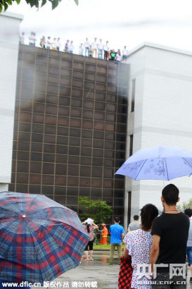 Sự việc thu hút sự quan tâm của những người qua đường.