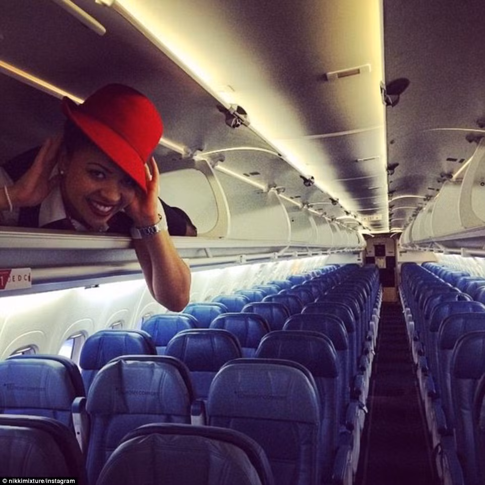 “Tôi chưa bao giờ thấy vui như thế”, một tiếp viên hàng không viết dưới bức ảnh chụp cô nằm trong ngăn chứa hành lý trên cao.