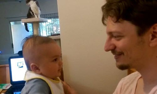 Clip bé 3 tháng tuổi nói Con yêu bố gây sốt mạng Clip be 3 thang tuoi noi Con yeu bo gay sot mang