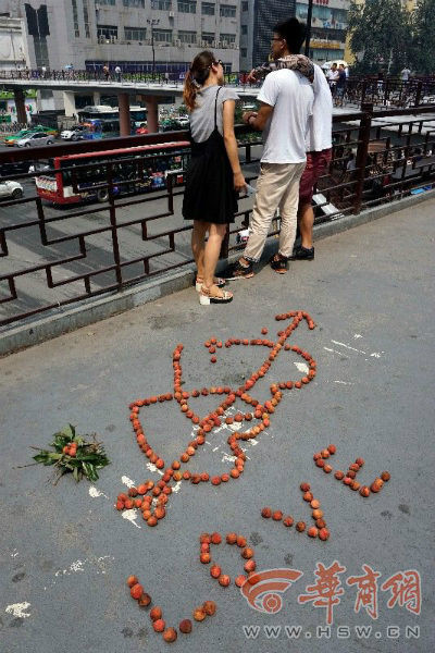 Những người bạn an ủi Dong sau khi anh chàng bị bạn gái từ chối.