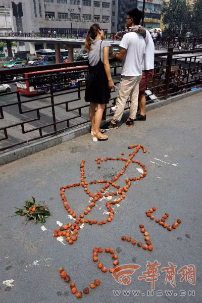 Những người bạn an ủi Dong sau khi anh chàng bị bạn gái từ chối.