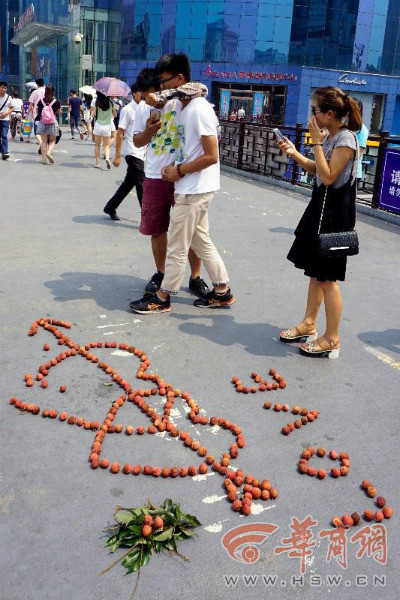 Dong tiết lộ bạn gái của mình thích ăn vải, nên anh quyết định bỏ tiền mua loại quả trái mùa này sử dụng cho màn cầu hôn của mình. “Cô ấy nói rằng chúng tôi quá trẻ để kết hôn", Dong nói trong cay đắng sau khi màn cầu hôn thất bại.