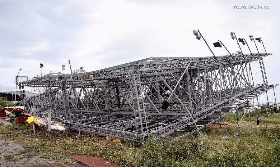 Một tấm biển quảng cáo lớn bị gió bão thổi đổ tại thành phố Đài Trung.