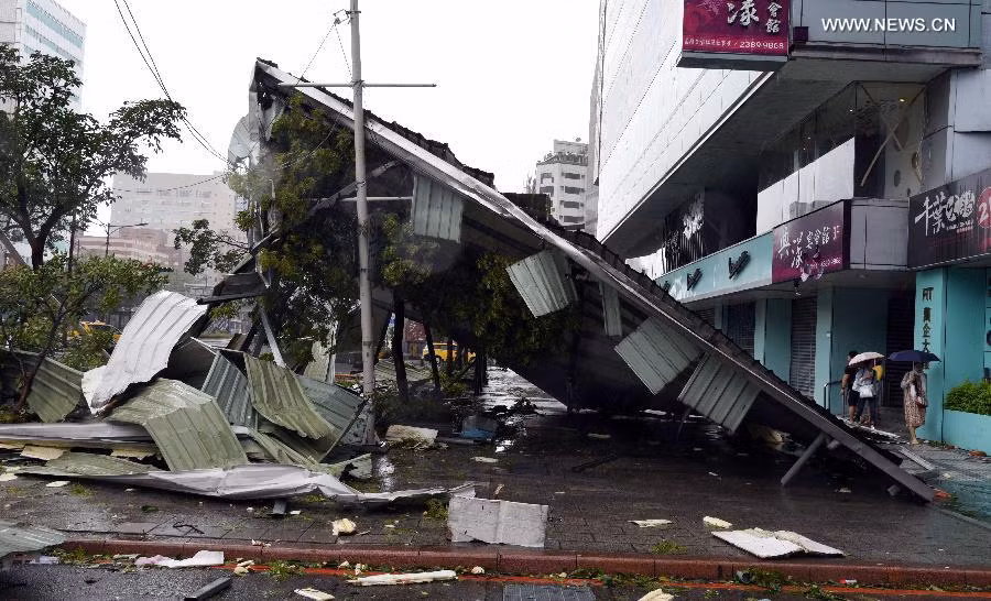 Mái một tòa nhà bị gió thổi bay chắn ngang đường ở thành phố Đài Bắc.