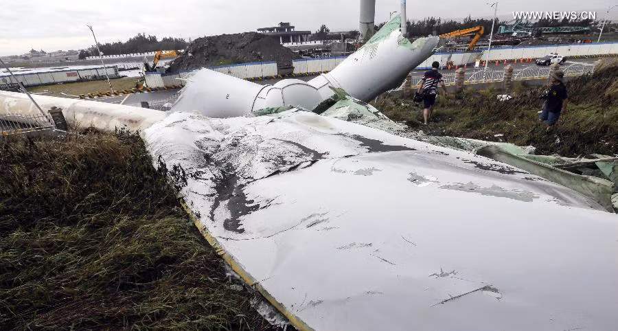 Máy phát điện bằng sức gió bị bão quật đổ tại thành phố Đài Trung.