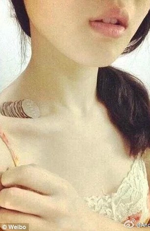 ... và trào lưu đặt tiền xu lên vai.