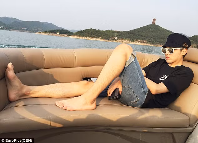 Bức ảnh khoe chân của ca sĩ Ngô Diệc Phàm thu hút được 42 triệu người xem trên mạng xã hội Weibo.