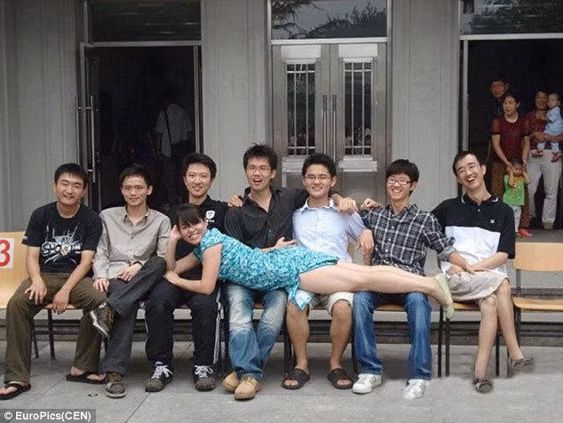 Trào lưu đo chân dài đang gây sốt cộng đồng mạng ở Trung Quốc.