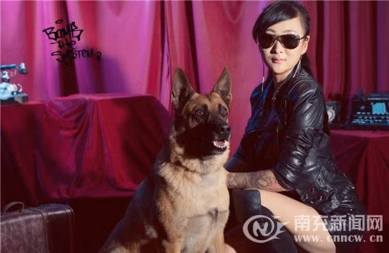 Yue Xiaohong, 34 tuổi, là một người huấn luyện chó tại thành phố Nam Sung, tỉnh Tứ Xuyên, Trung Quốc.