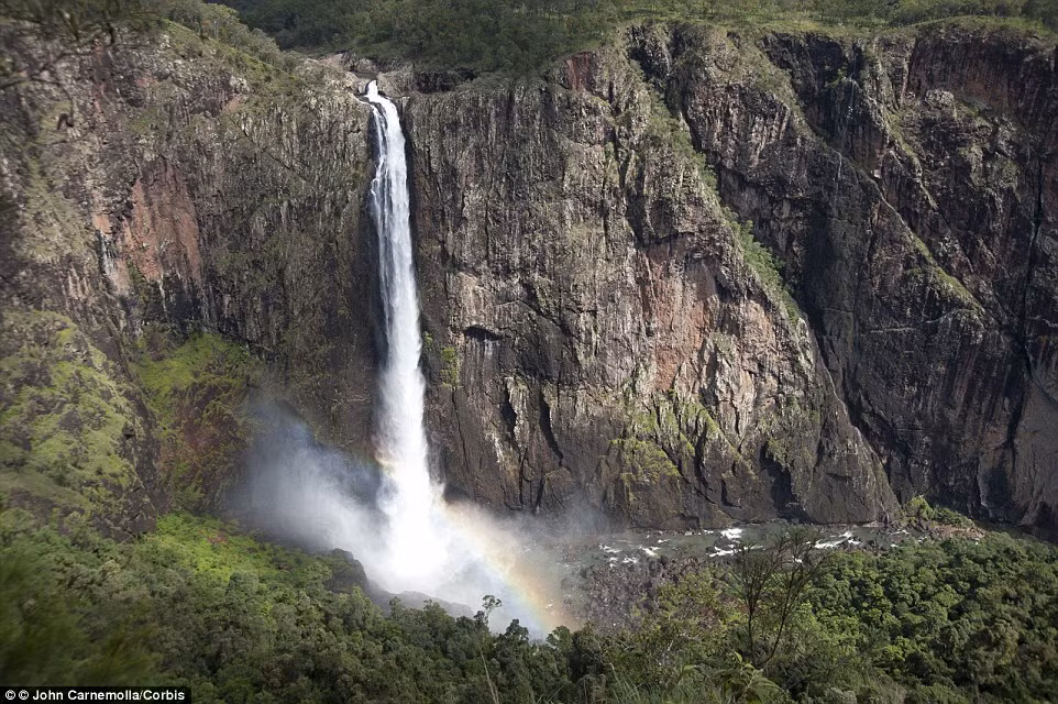 Thác Wallaman trong vườn quốc gia Girringun ở North Queensland, Australia.