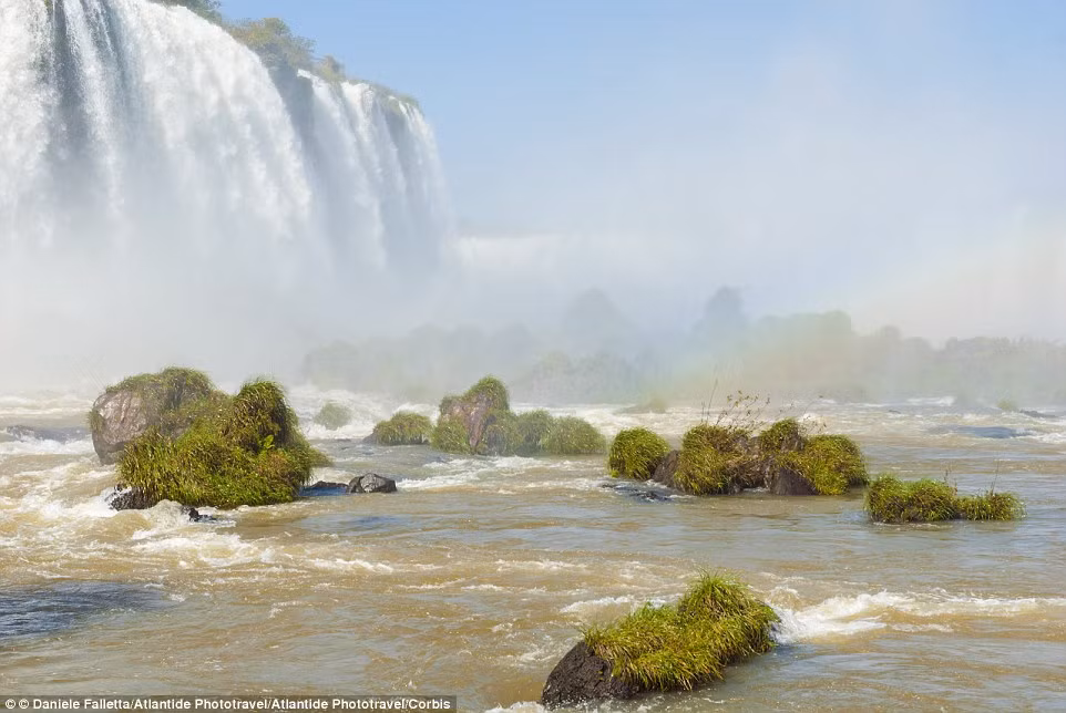 Một trong những địa điểm du lịch hấp dẫn nằm trên biên giới Brazil và Argentina là thác Iguazu.