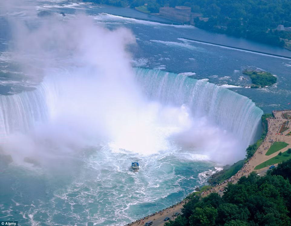 Du khách chiêm ngưỡng vẻ đẹp của thác Niagara nằm giữa biên giới Mỹ và Canada.
