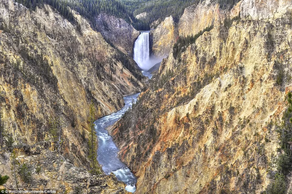 Thác Hạ Yellowstone trong vườn quốc gia Yellowstone ở Wyoming, Mỹ.