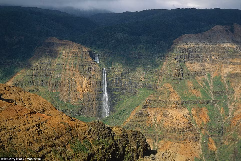 Thác Waipoo ở vườn quốc gia bang Kokee, Mỹ.