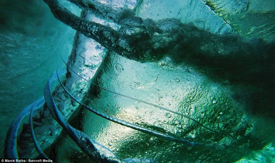 Cảnh tượng trông như thủy tinh tan chảy.