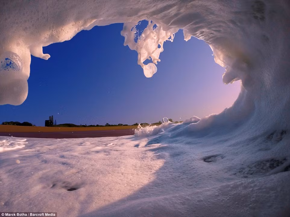  Vẻ đẹp của những cơn sóng cuộn khi ập vào bãi cát.