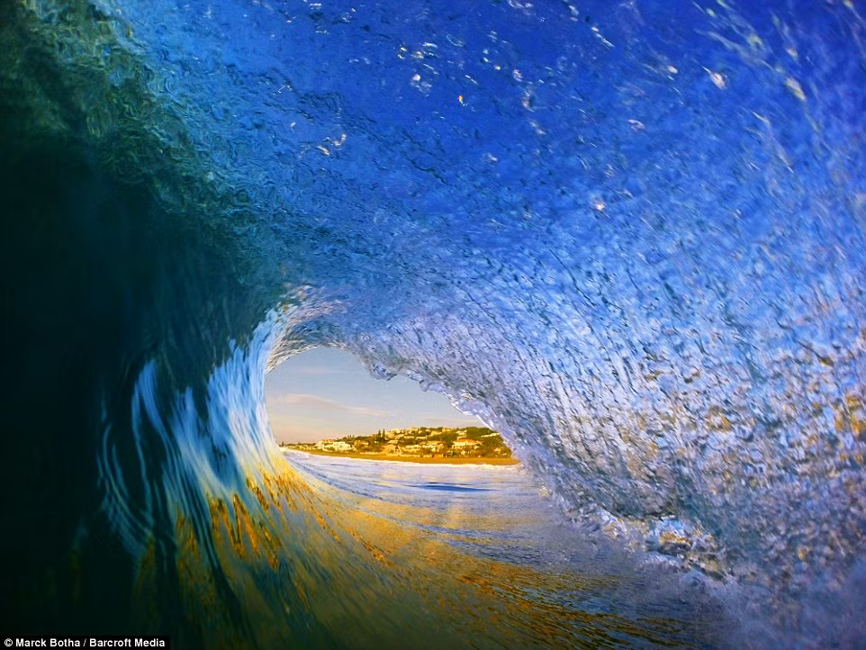 Bên trong một cơn sóng cuộn trông như động băng.