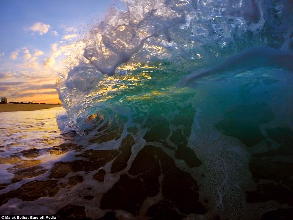 Trong khi những người lướt ván thường nhảy lên để tránh sóng, Botha phải đương đầu với sức mạnh của chúng để ghi lại được những khoảnh khắc như thế này.