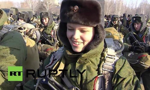 Nu binh si Nga nhay du tu phi co bay 380 km/h