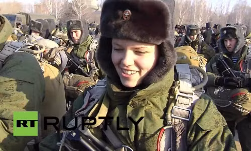 Nu binh si Nga nhay du tu phi co bay 380 km/h