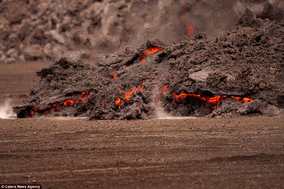 Kristjansson cho biết, dòng dung nham nóng phát ra âm thanh như kính vỡ, nghe rất đáng sợ.