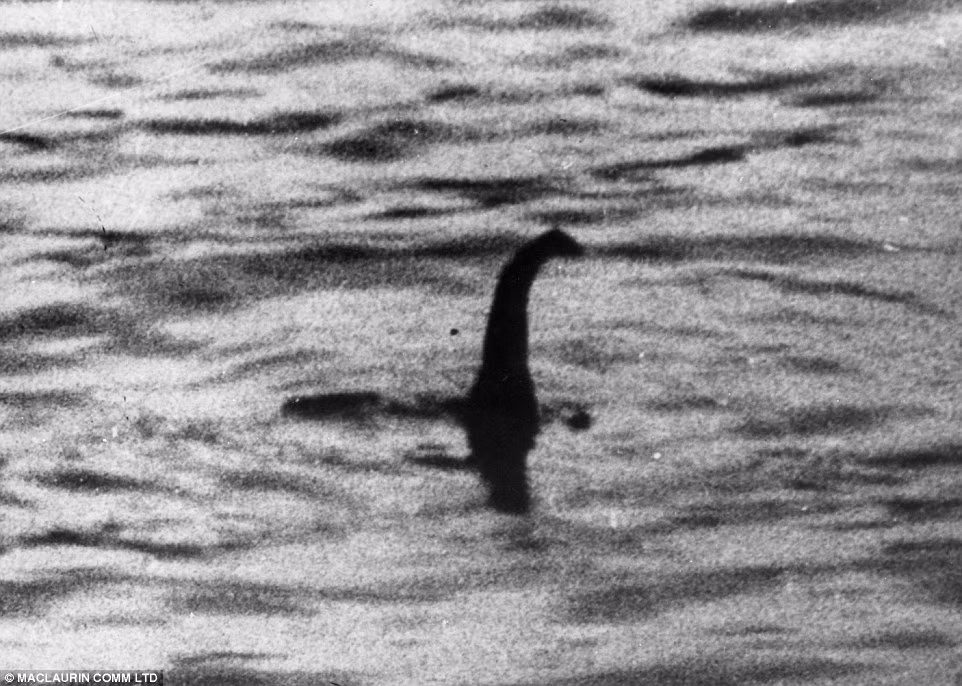 Hình ảnh được cho là của quái vật hồ Loch Ness được chụp vào năm 1934.